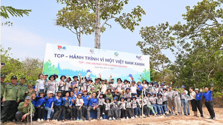 Đoàn viên, thanh niên tại các địa phương tích cực trồng cây xanh trên địa bàn.
