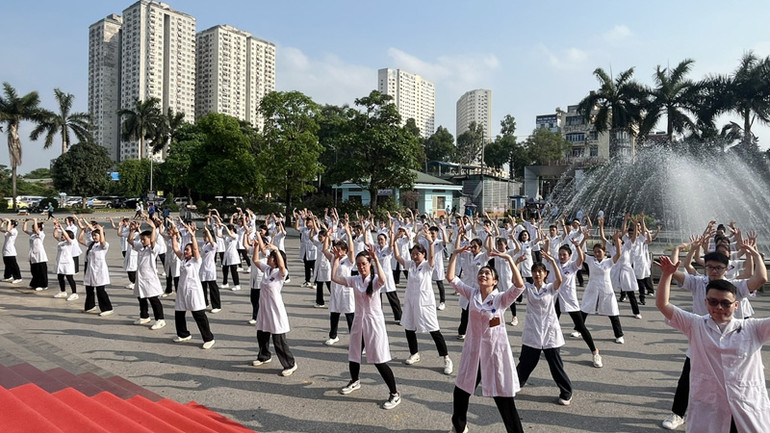 Tiết mục nhảy flashmob với các động tác vệ sinh tay được các y, bác sĩ Bệnh viện K biểu diễn tại Lễ phát động. Tiết mục nhảy flashmob với các động tác vệ sinh tay được các y, bác sĩ Bệnh viện K biểu diễn tại Lễ phát động.