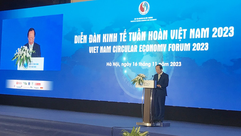 Thứ trưởng Tài nguyên và Môi trường Võ Tuấn Nhân phát biểu đề dẫn tại Diễn đàn.