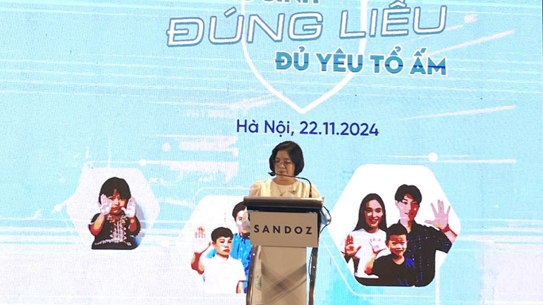 Dược sĩ Nguyễn Thị Kim Anh chia sẻ thông tin về thuốc kháng sinh tại buổi họp báo.