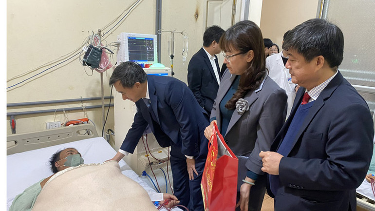 Lãnh đạo Bộ Y tế, Ủy ban nhân dân tỉnh Lào Cai thăm và tặng quà bệnh nhân đang điều trị tại Bệnh viện đa khoa huyện Bắc Hà.