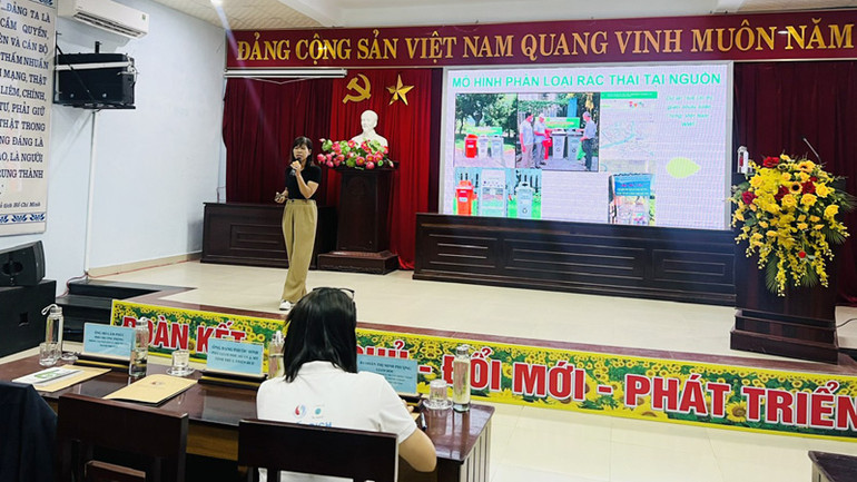 Đại diện Chi cục Bảo vệ môi trường tỉnh Thừa Thiên Huế chia sẻ thông tin tại hội nghị.