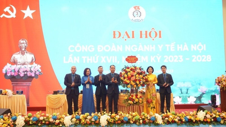 Đảng ủy, Ban Giám đốc Sở Y tế Hà Nội tặng hoa chúc mừng Đại hội. Đảng ủy, Ban Giám đốc Sở Y tế Hà Nội tặng hoa chúc mừng Đại hội.