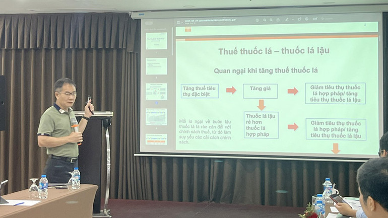 Diễn giả chia sẻ thông tin về chính sách thuế thuốc lá.