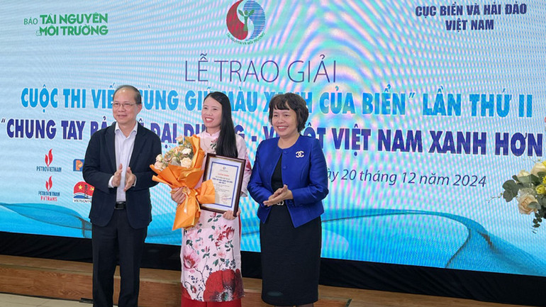 Trao giải thưởng cho tác giả đoạt giải của Cuộc thi.