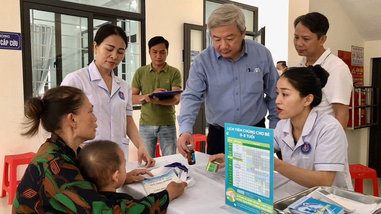 Lãnh đạo Trung tâm Y tế Ứng Hòa kiểm tra, giám sát công tác tiêm chủng tại các đơn vị y tế