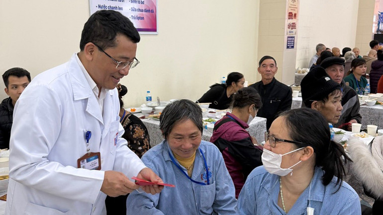 Lãnh đạo Bệnh viện K lì xì cho người bệnh đang điều trị tại cơ sở Tân Triều. Lãnh đạo Bệnh viện K lì xì cho người bệnh đang điều trị tại cơ sở Tân Triều.