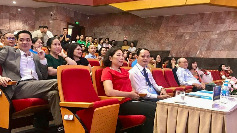 Các đại biểu và đông đảo quần chúng dự và cổ vũ các đơn vị tham dự Liên hoan.