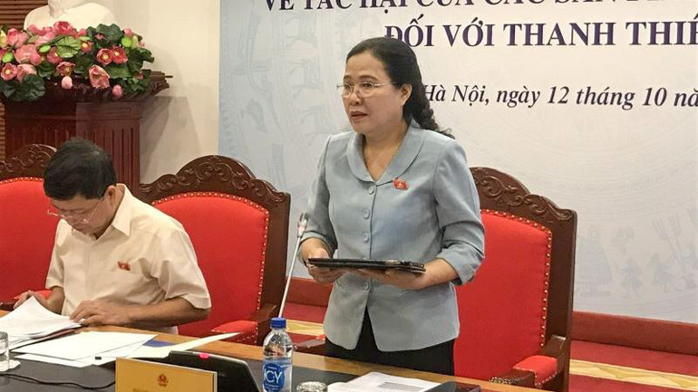 Bà Đỗ Thị Lan, Phó Chủ nhiệm Ủy ban Xã hội của Quốc hội trao đổi thông tin tại buổi tọa đàm.