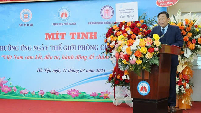 Giám đốc Bệnh viện Phổi Hà Nội - Chủ nhiệm Chương trình Chống lao Hà Nội Nguyễn Văn Đông chia sẻ thông tin tại lễ mít-tinh. (Ảnh: Văn Lập)