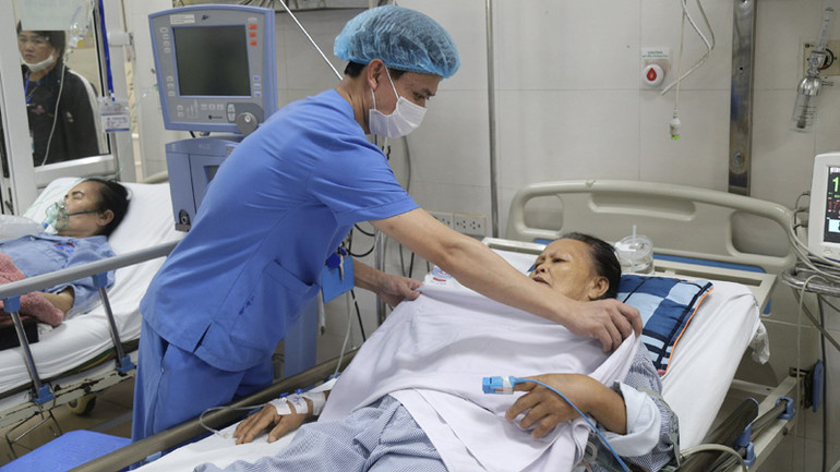 Cán bộ điều dưỡng Bệnh viện K chăm sóc người bệnh.