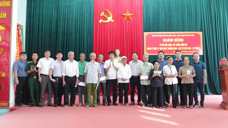 Lãnh đạo Bệnh viện Hữu nghị Việt Nam-Cu Ba, Ban Ban Chỉ huy quân sự huyện Mỹ Đức, lãnh đạo xã Xuy Xá tặng quà cho các đối tượng chính sách trên địa bàn.