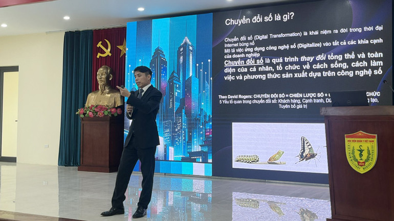 Các diễn giả trao đổi, chia sẻ kinh nghiệm trong chuyển đổi số.