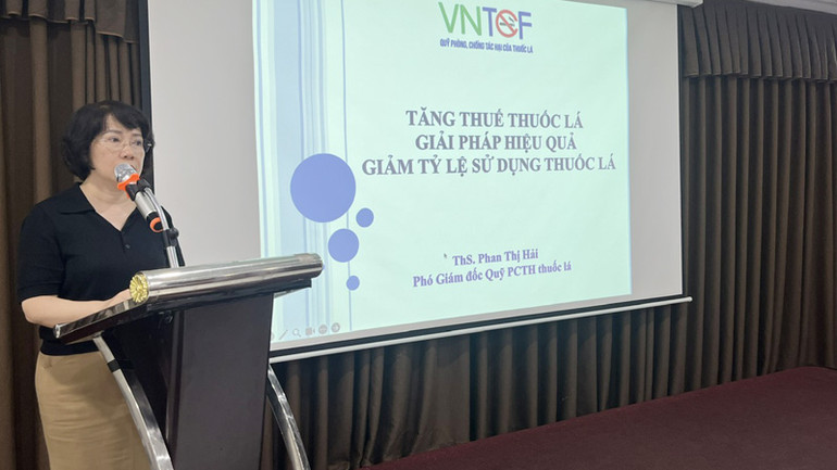 Thạc sĩ Phan Thị Hải, Phó Giám đốc Quỹ Phòng, chống tác hại của thuốc lá (Bộ Y tế) chia sẻ thông tin tại buổi tập huấn.