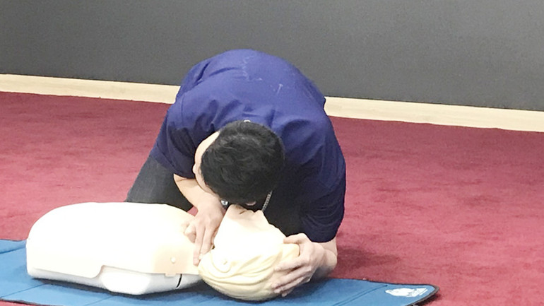 Các bác sĩ hướng dẫn kỹ thuật đánh giá ý thức bắt mạch bệnh nhân trong sơ cấp cứu.