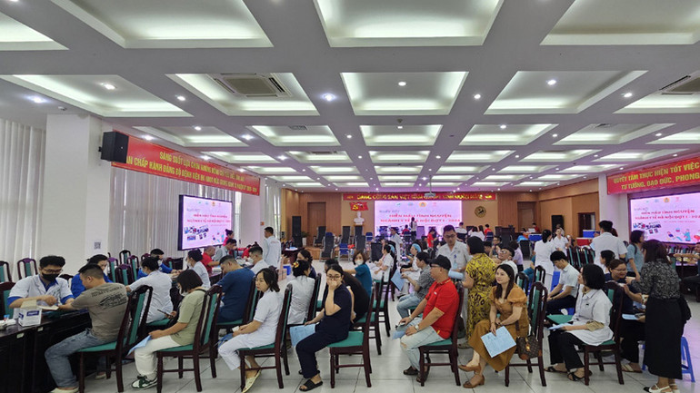 Đông đảo cán bộ, viên chức, người lao động ngành y tế Hà Nội tham gia hiến máu tình nguyện.