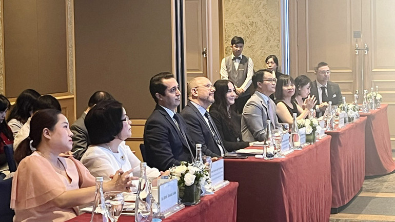 Các đại biểu tham dự buổi họp báo.