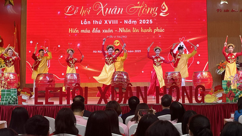 Tiết mục múa trống khai mạc Lễ hội Xuân hồng năm 2025.