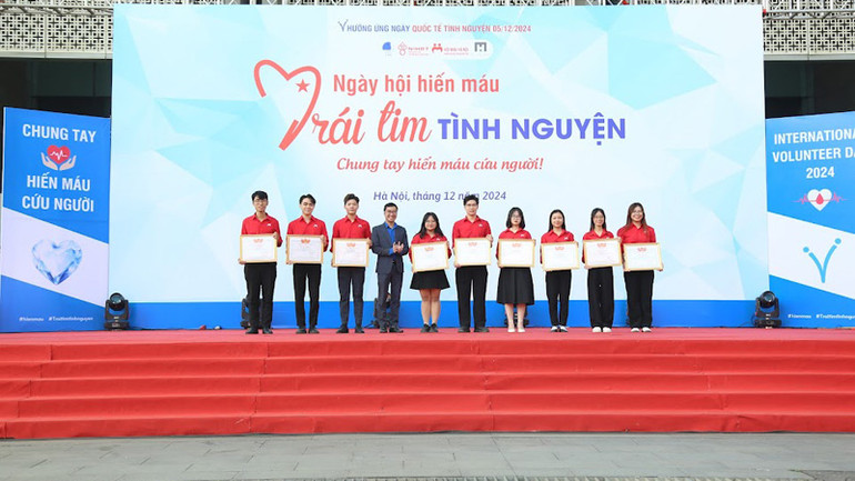 Hội Liên hiệp Thanh niên Việt Nam thành phố Hà Nội trao tặng Bằng khen cho các cá nhân có thành tích xuất sắc trong việc tham gia hiến máu tình nguyện năm 2024