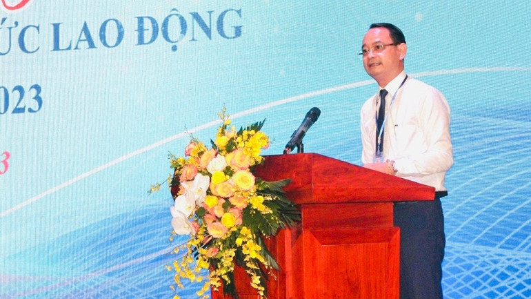 Chủ tịch Công đoàn ngành y tế Hà Nội, Thạc sĩ Trịnh Tố Tâm, phát biểu tại Lễ khai mạc Liên hoan Văn nghệ.