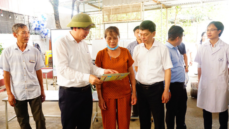 Hướng dẫn người dân thực hiện các biện pháp phòng chống bệnh sốt xuất huyết.