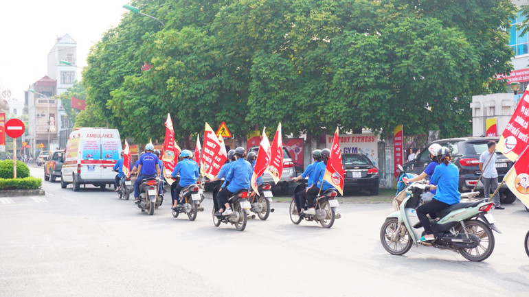Đoàn viên, thanh niên trên địa bàn huyện Hoài Đức tham gia diễu hành, cổ động.