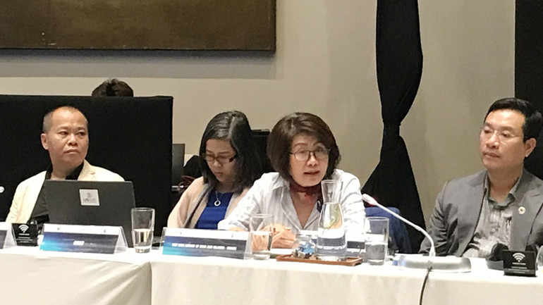 Các đại biểu trao đổi, thảo luận tại hội nghị.