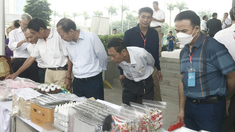 Các đại biểu và người dân tham quan Triển lãm Đông y năm 2023