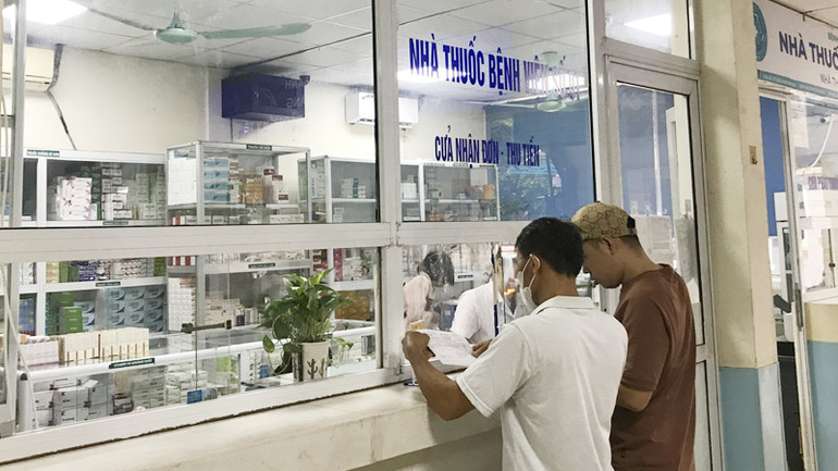 Quầy thuốc Bệnh viện đa khoa Hà Đông bảo đảm đủ nguồn thuốc phục vụ công tác điều trị cho người bệnh trong mùa mưa bão, lũ lụt trên địa bàn.