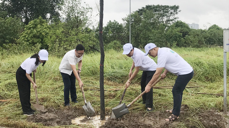 Các đại biểu trồng cây xanh trong khuôn viên Công viên Chu Văn An. Các đại biểu trồng cây xanh trong khuôn viên Công viên Chu Văn An.