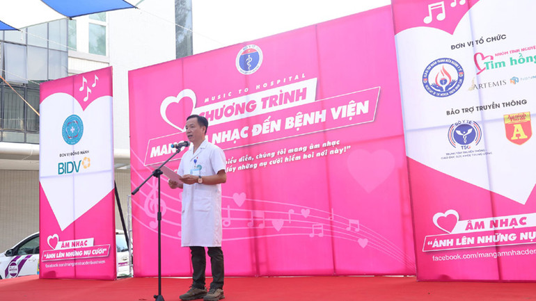 Phó Giám đốc Bệnh viện đa khoa Hà Đông, Bác sĩ Chuyên khoa II Lê Hoàng Tú phát biểu tại chương trình. Phó Giám đốc Bệnh viện đa khoa Hà Đông, Bác sĩ Chuyên khoa II Lê Hoàng Tú phát biểu tại chương trình.