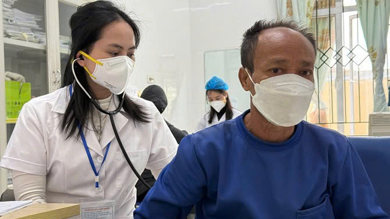 Cán bộ Trung tâm Y tế huyện Ba Vì (Hà Nội) khám bệnh cho bệnh nhân lao. (Ảnh: Văn Lập)