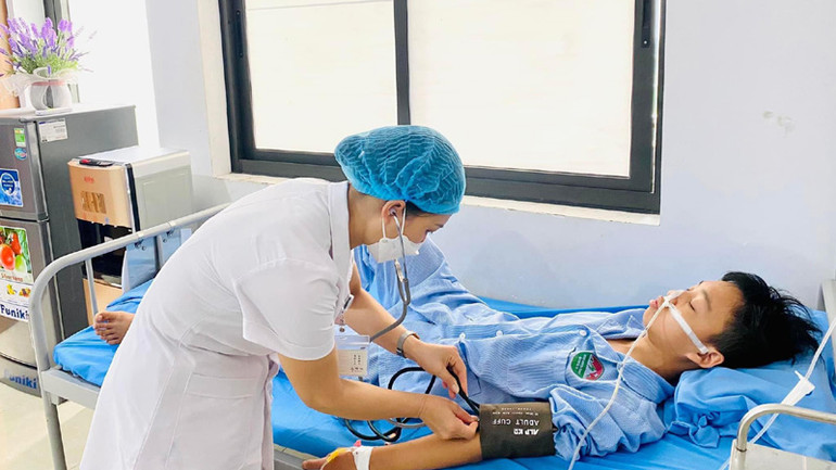 Điều dưỡng chăm sóc bệnh nhân đang điều trị tại Bệnh viện Đa khoa huyện Ba Vì (TP Hà Nội).