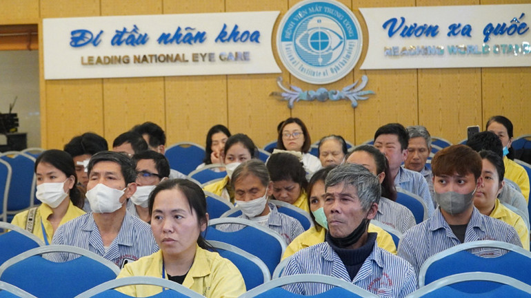 Bệnh nhân đang điều trị tại Bệnh viện Mắt Trung ương tham dự lễ mít-tinh.