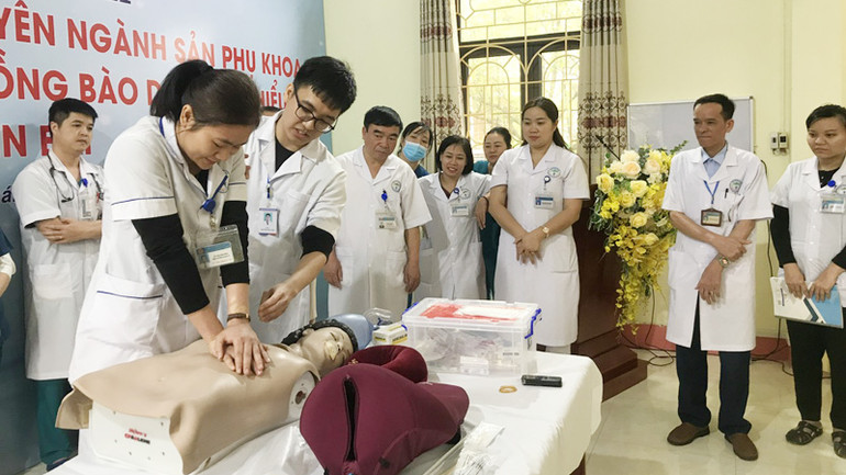 Các bác sĩ Bệnh viện Phụ sản Hải Phòng chuyển giao kỹ thuật "cấp cứu ngừng tuần hoàn" cho y bác sĩ tại Trung tâm Y tế huyện Yên Bình.