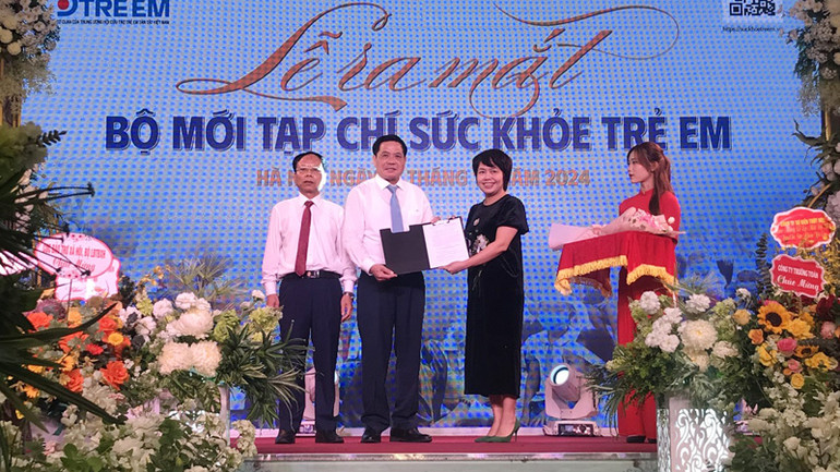 Đại diện Bộ Thông tin và Truyền thông trao Giấy phép hoạt động của Tạp chí Sức khỏe trẻ em.