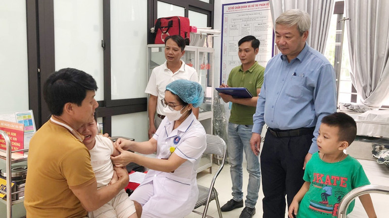 Lãnh đạo Trung tâm Y tế huyện Ứng Hòa (thành phố Hà Nội) kiểm tra công tác tiêm chủng vaccine phòng bệnh sởi cho trẻ trên địa bàn.