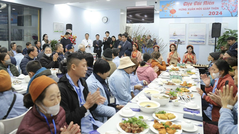 Bệnh nhân quây quần bên mâm cơm Tất niên.