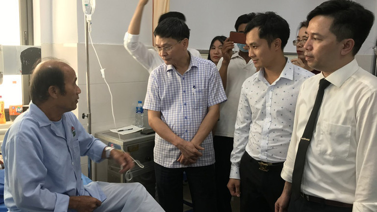 Lãnh đạo Sở Y tế, lãnh đạo Bệnh viện đa khoa Xanh Pôn thăm hỏi người bệnh đang điều trị tại đơn nguyên cấp cứu, Bệnh viện đa khoa huyện Ba Vì