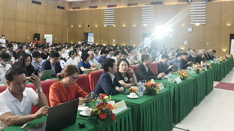 Các đại biểu trong và ngoài nước tham dự hội nghị. Các đại biểu trong và ngoài nước tham dự hội nghị.