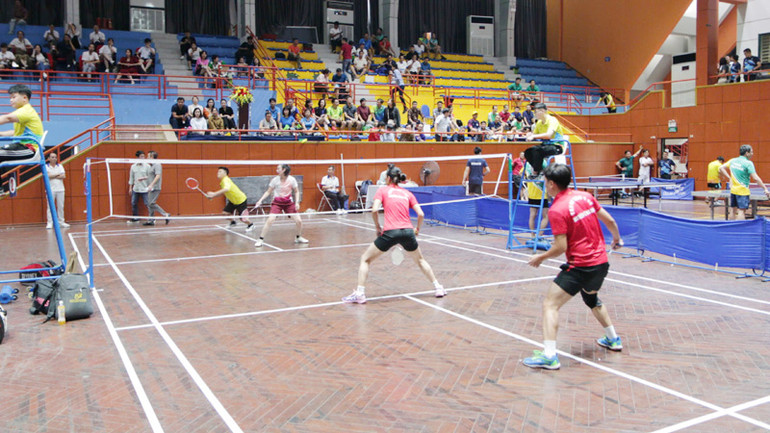 Các vận động viên tranh tài môn cầu lông tại Hội khỏe.