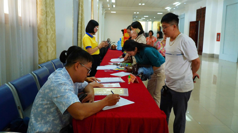 Các đại biểu, người dân đăng ký hiến mô, bộ phận cơ thể người tại Lễ phát động.