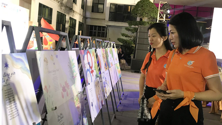 Các đại biểu thăm quan Triển lãm "Áng thơ trên những cánh diều"