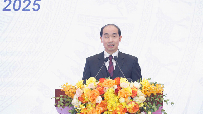 Phó Giám đốc phụ trách Sở Y tế Hà Nội Nguyễn Đình Hưng báo cáo tại Lễ kỷ niệm.