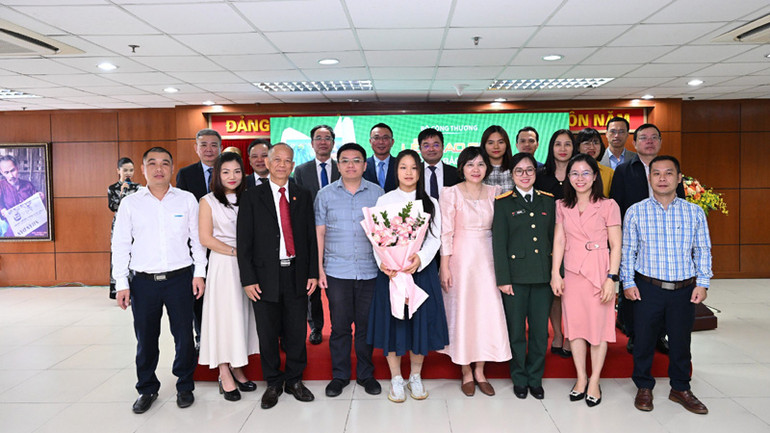 Ban tổ chức và các tác giả, nhóm tác giả đoạt giải Cuộc thi viết về "Bảo vệ môi trường ngành Công thương" lần thứ II năm 2023 chụp ảnh lưu niệm.