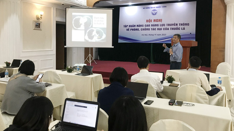 Diễn giả trao đổi, cung cấp thông tin về tác hại của thuốc lá tại hội thảo.