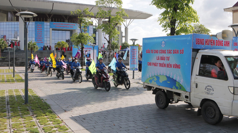 Lực lượng đoàn viên, thanh niên trên địa bàn huyện Đông Anh ra quân tuyên truyền Ngày Dân số thế giới (11/7)