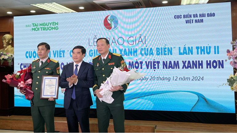 Lãnh đạo Cục Biển và Hải đảo Việt Nam trao giải Nhất cho tác giả đoạt giải của Cuộc thi.