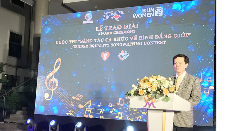 Vụ trưởng Bình đẳng giới (Bộ Lao động-Thương binh và Xã hội) Lê Khánh Lương phát biểu tại lễ trao giải.