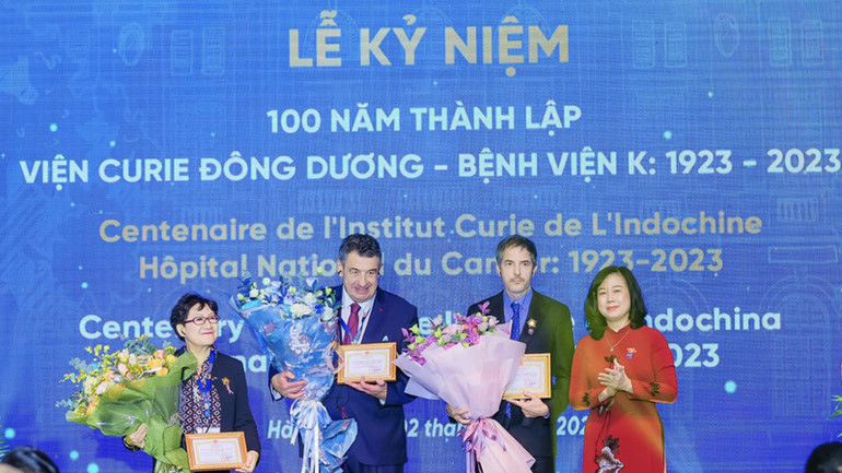 Bộ trưởng Y tế Đào Hồng Lan trao tặng Kỷ niệm chương vì Sức khỏe nhân dân cho các chuyên gia nước ngoài.